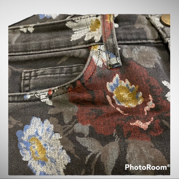 CURRENT/ELLIOTT Black, w/ maroon, white, blue, floral patterned jeans, size 27 - Picture 3 of 7